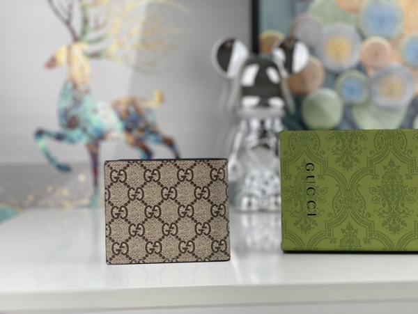 グッチ財布コピー背面デザイン